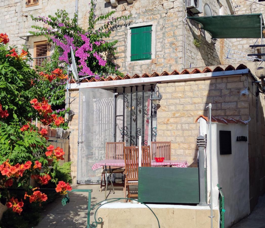 Apartment Alena + terrace + garden. Quiet center Jelsa  Exterior foto
