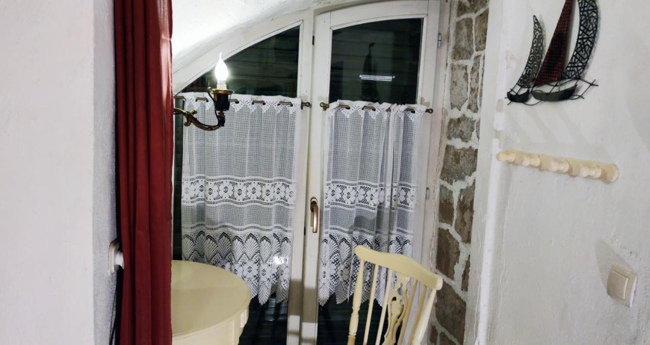 Apartment Alena + terrace + garden. Quiet center Jelsa  Exterior foto