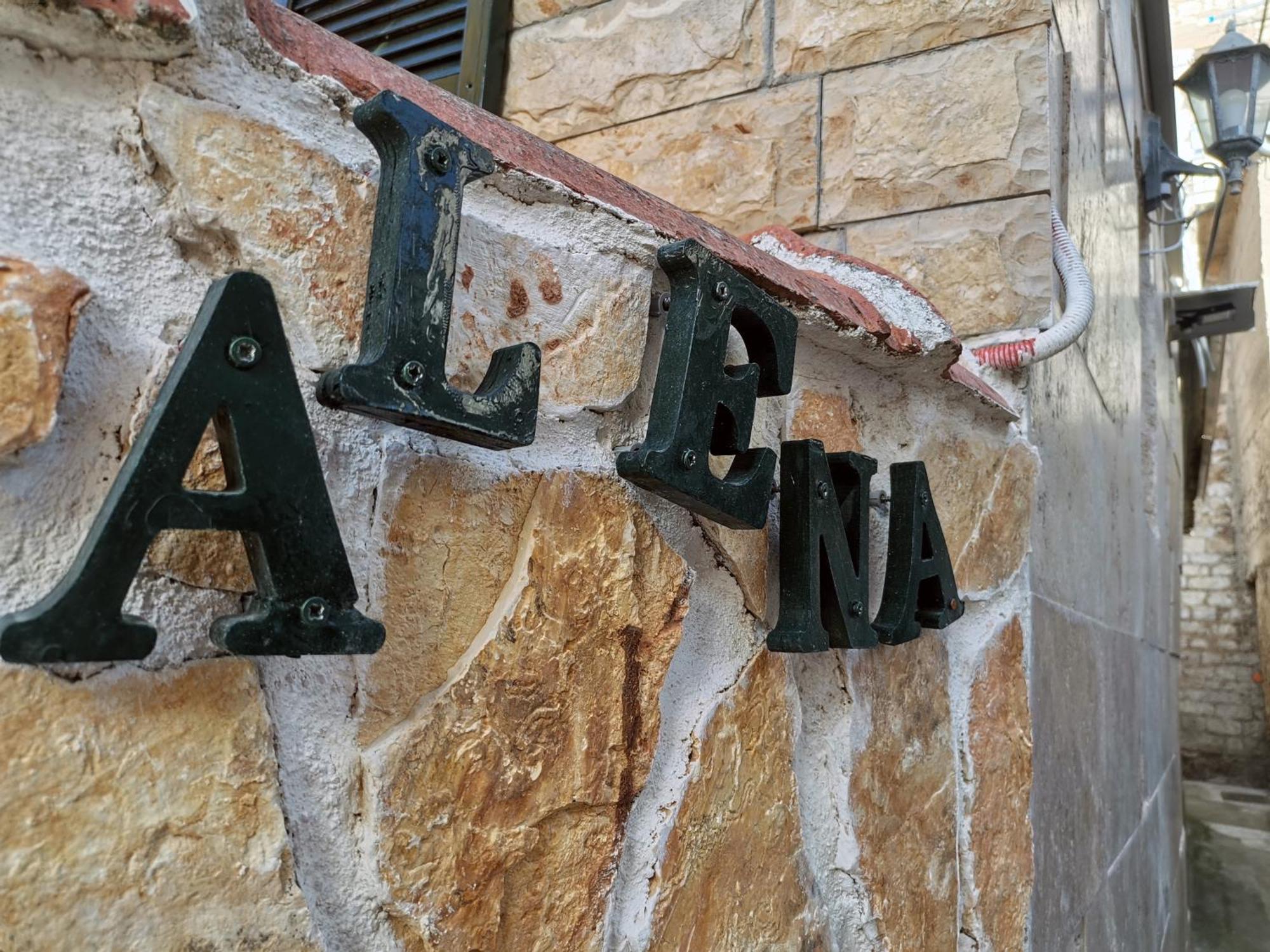 Apartment Alena + terrace + garden. Quiet center Jelsa  Exterior foto