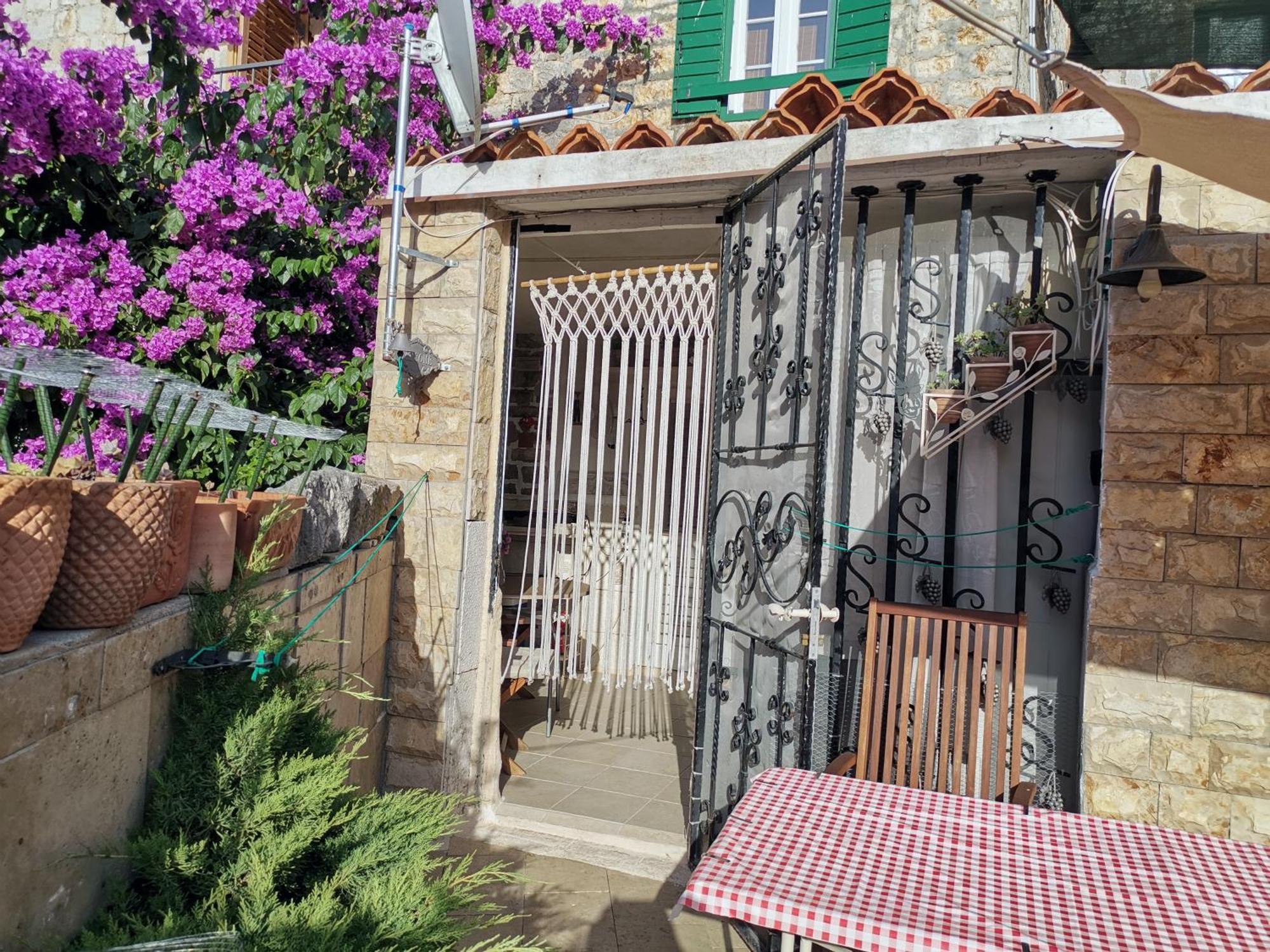 Apartment Alena + terrace + garden. Quiet center Jelsa  Exterior foto